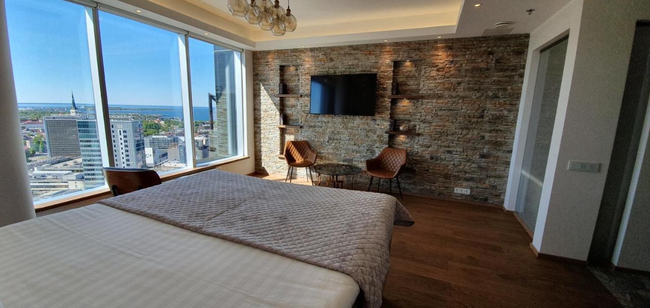 Skyview Suite - Breathtaking Views From Bed And From Jacuzzi. City Center Skyscraper Upper Floors Таллінн Екстер'єр фото