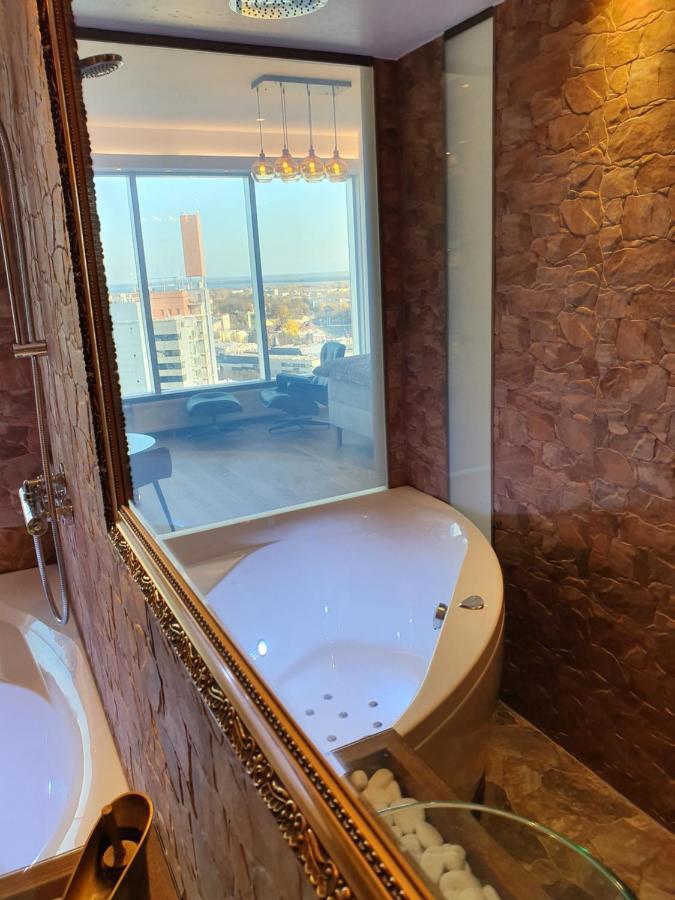 Skyview Suite - Breathtaking Views From Bed And From Jacuzzi. City Center Skyscraper Upper Floors Таллінн Екстер'єр фото